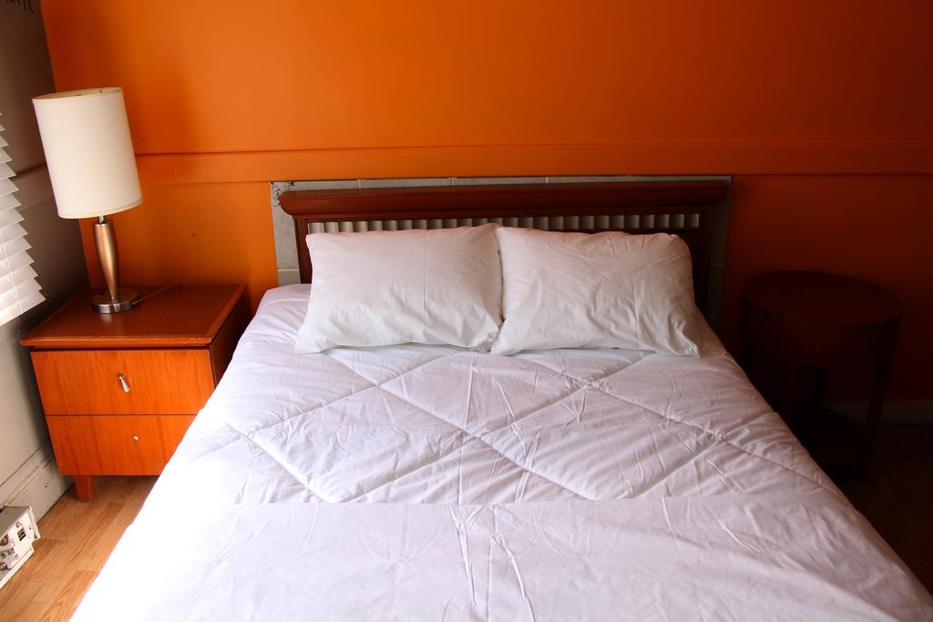 Toronto Central Hotel Room photo