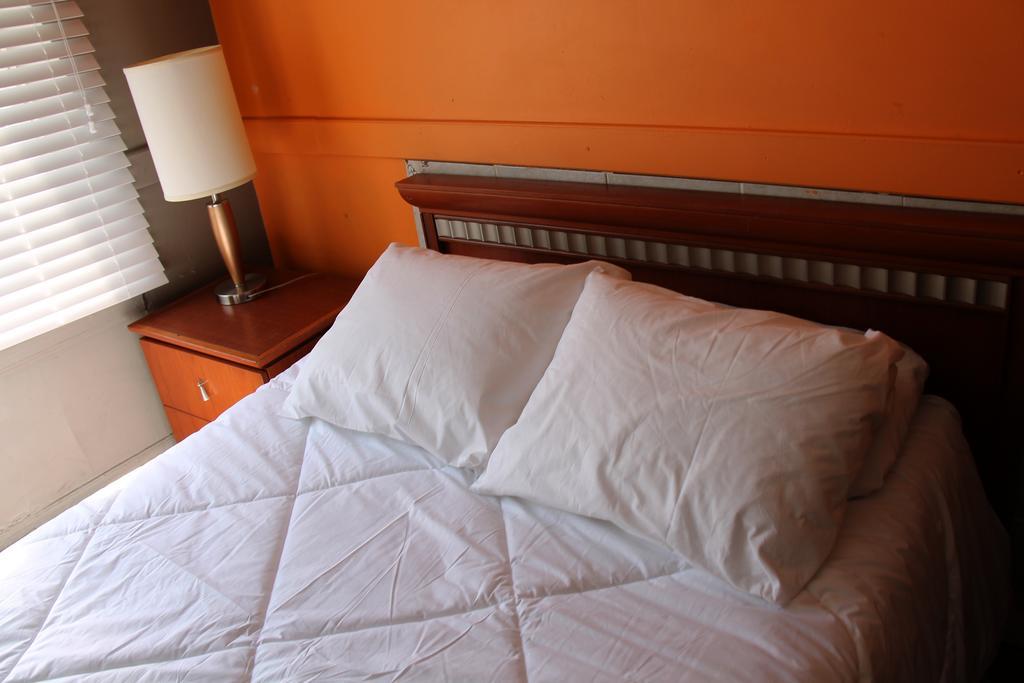 Toronto Central Hotel Room photo