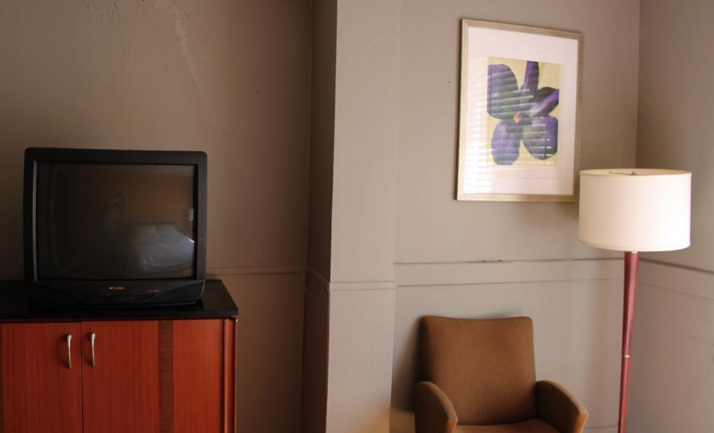Toronto Central Hotel Room photo