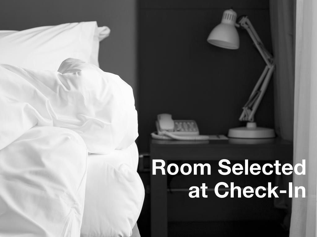 Toronto Central Hotel Room photo